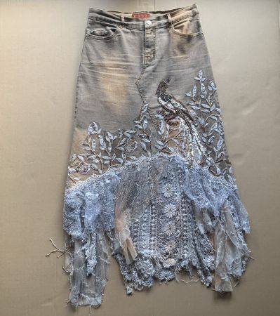 Vintage-Rock aus braunem Denim mit Stickerei und Strassstein