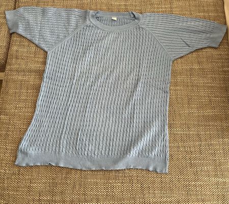 Hellblaues Strickshirt mit Struktur - Gr. 42