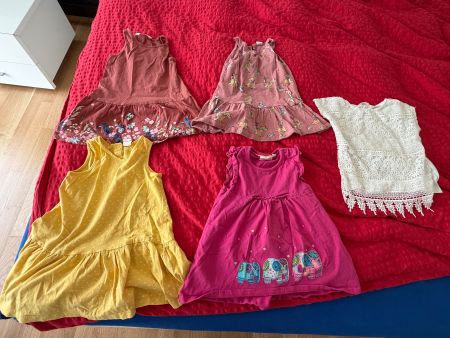 4 Sommerkleider 1 Shirt Mädchen, Grösse 92, Top Zustand!