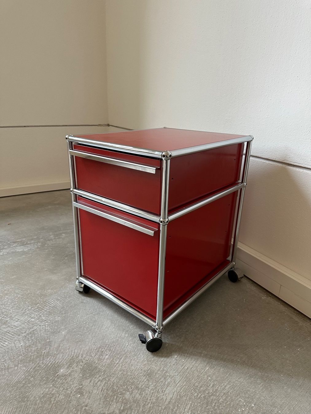 USM Korpus: USM Haller Rollkorpus Rubinrot – Gebraucht aus Grenchen von Design-Outlet 2