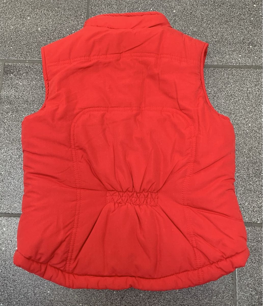Altro abbigliamento per bambina: Tolles rotes Gilet Gr. 116 – Usato da Hünenberg See venduto da spartakus02 1