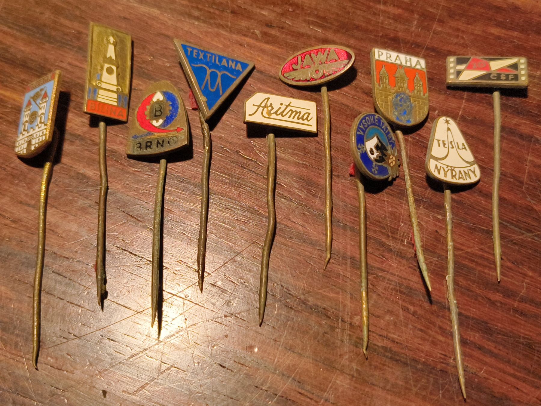 Medaillen: 10 Vintage Anstecker Abzeichen Emaille – Gebraucht aus stettlen von VintageBern_ch