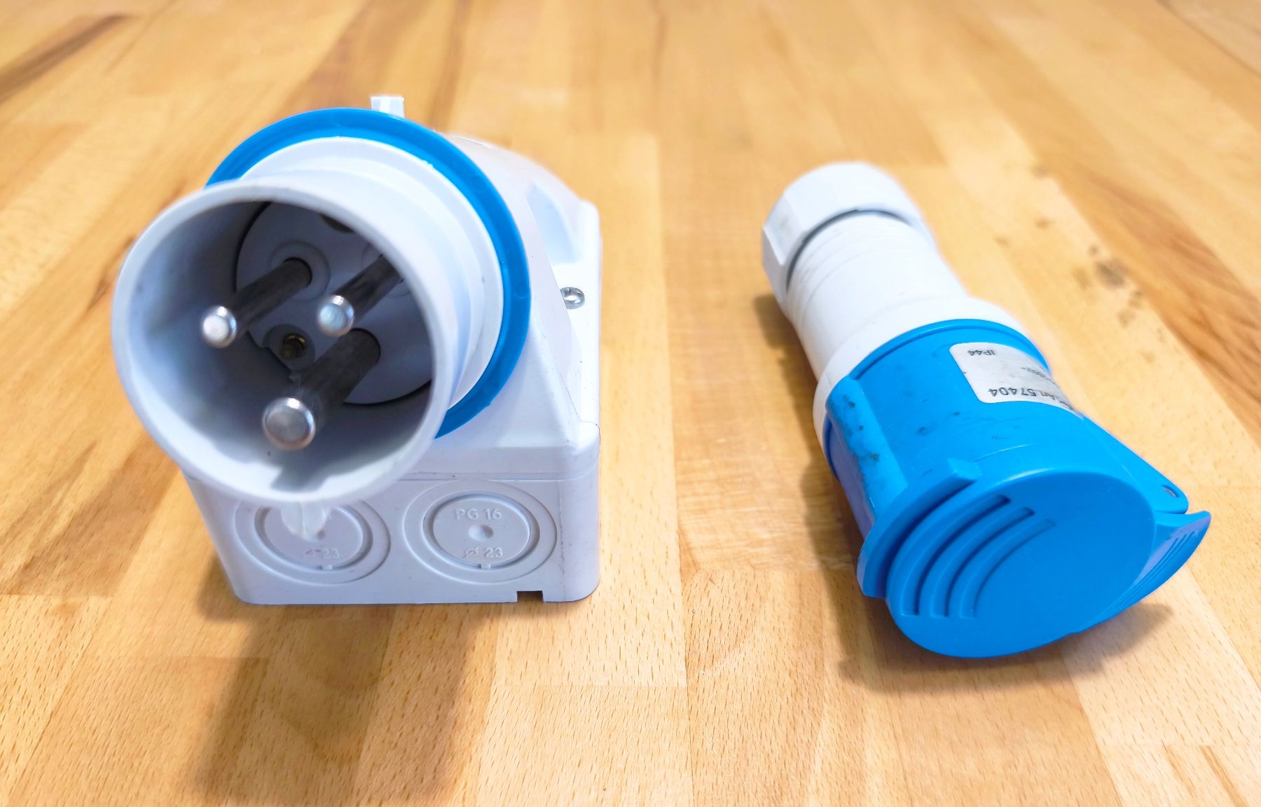 Alimentazione elettrica: Camping elektrischer CEE-Anschluss Commando / Connect-up – Usato da Biel/Bienne venduto da AnikaNah 5