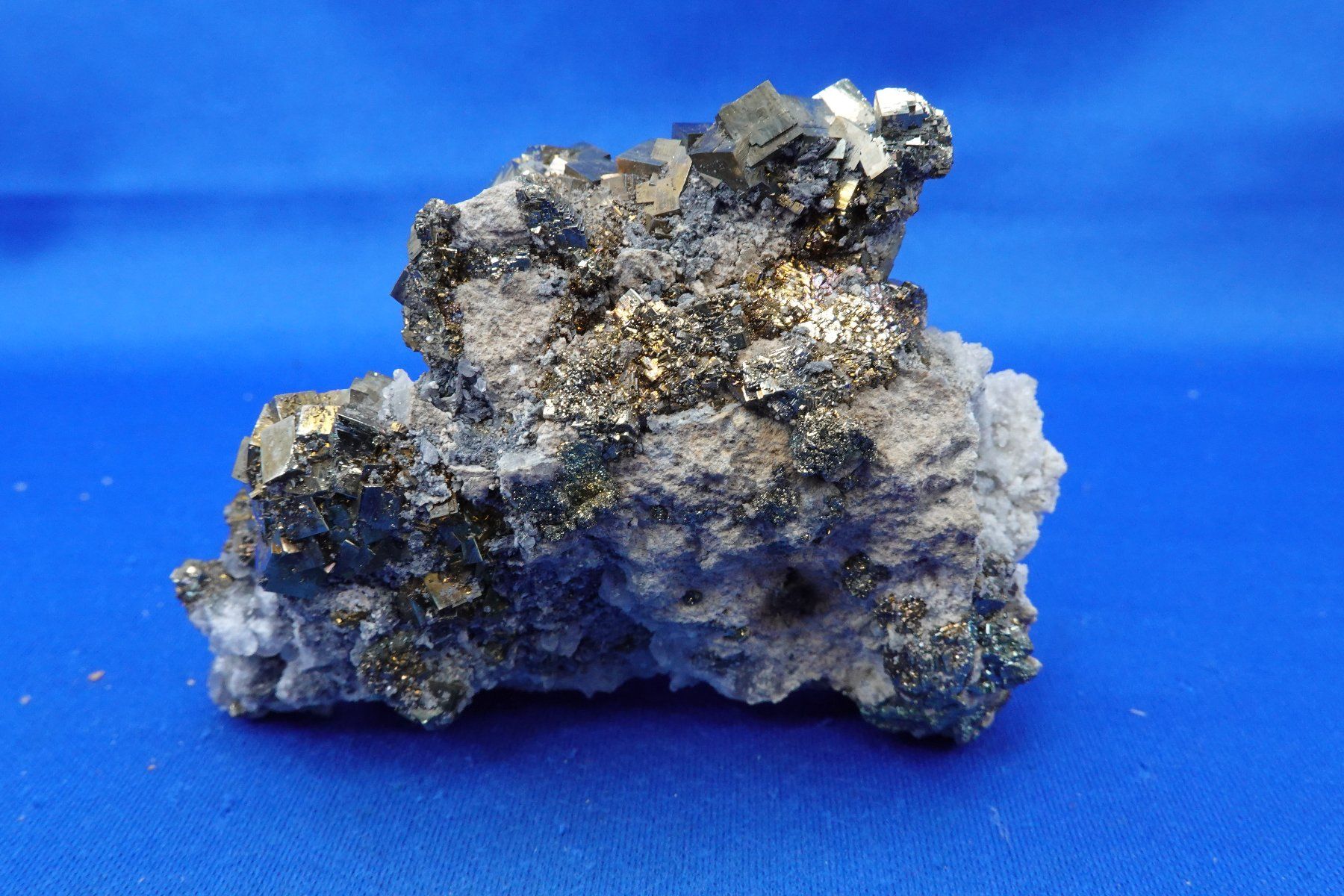 Minerali & Pietre curative: Pyrit auf Calcit (UV) – Usato da Schinznach Bad venduto da Demerald 5