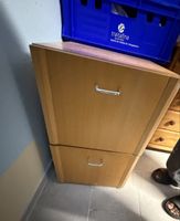 Kleiner Schrank mit Auszug