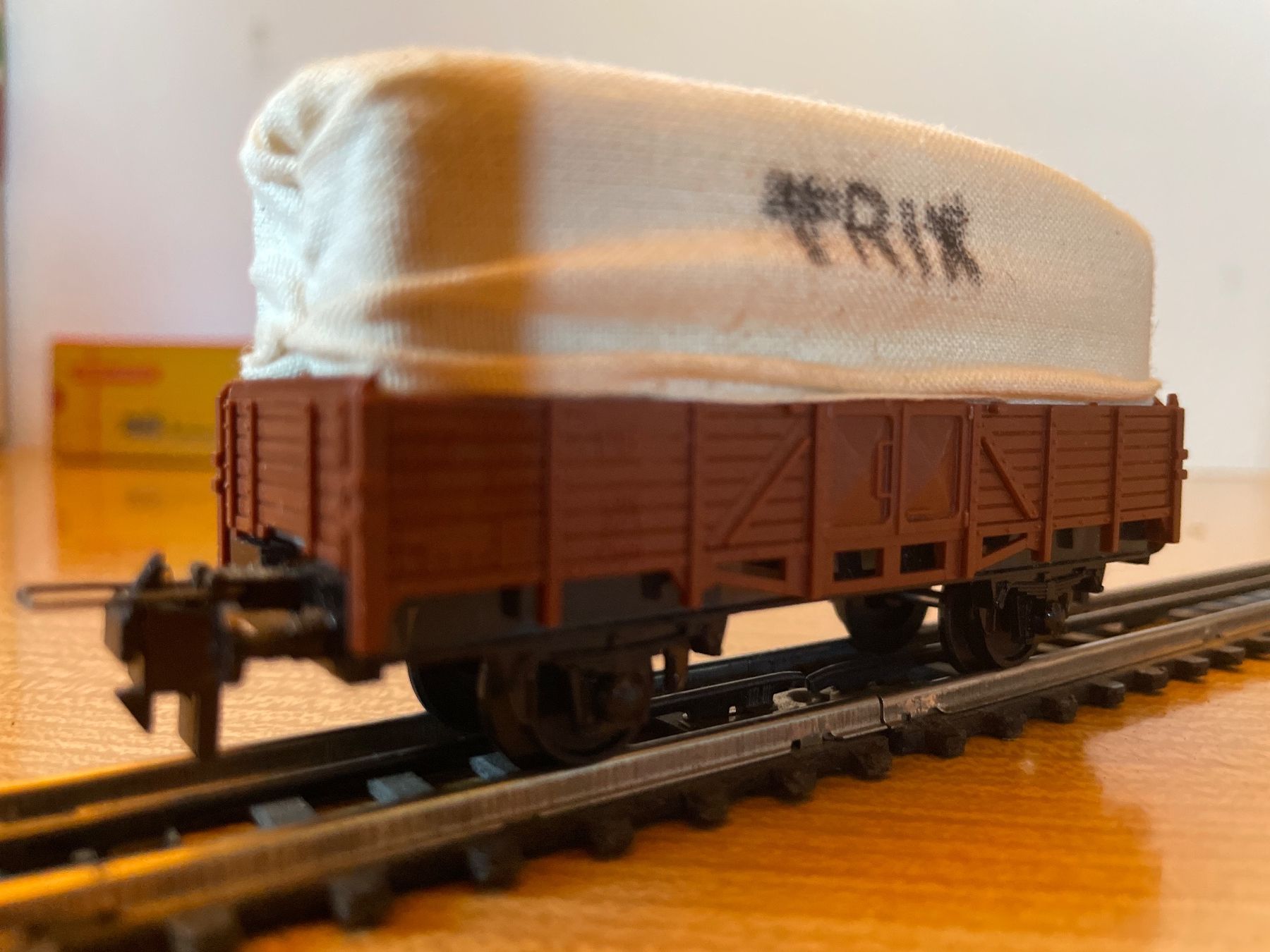 Trix Modellini di ferrovie: Trix Express H0 452 Güterwagen mit Plane – Usato da Suhr venduto da Daneli7