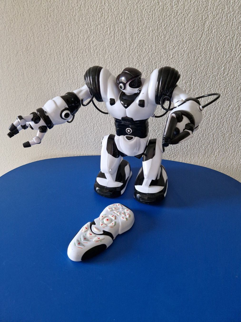 Spielzeuge: WowWee Robosapien Roboter mit Fernbedienung – Gebraucht aus Münchenbuchsee von Aare22