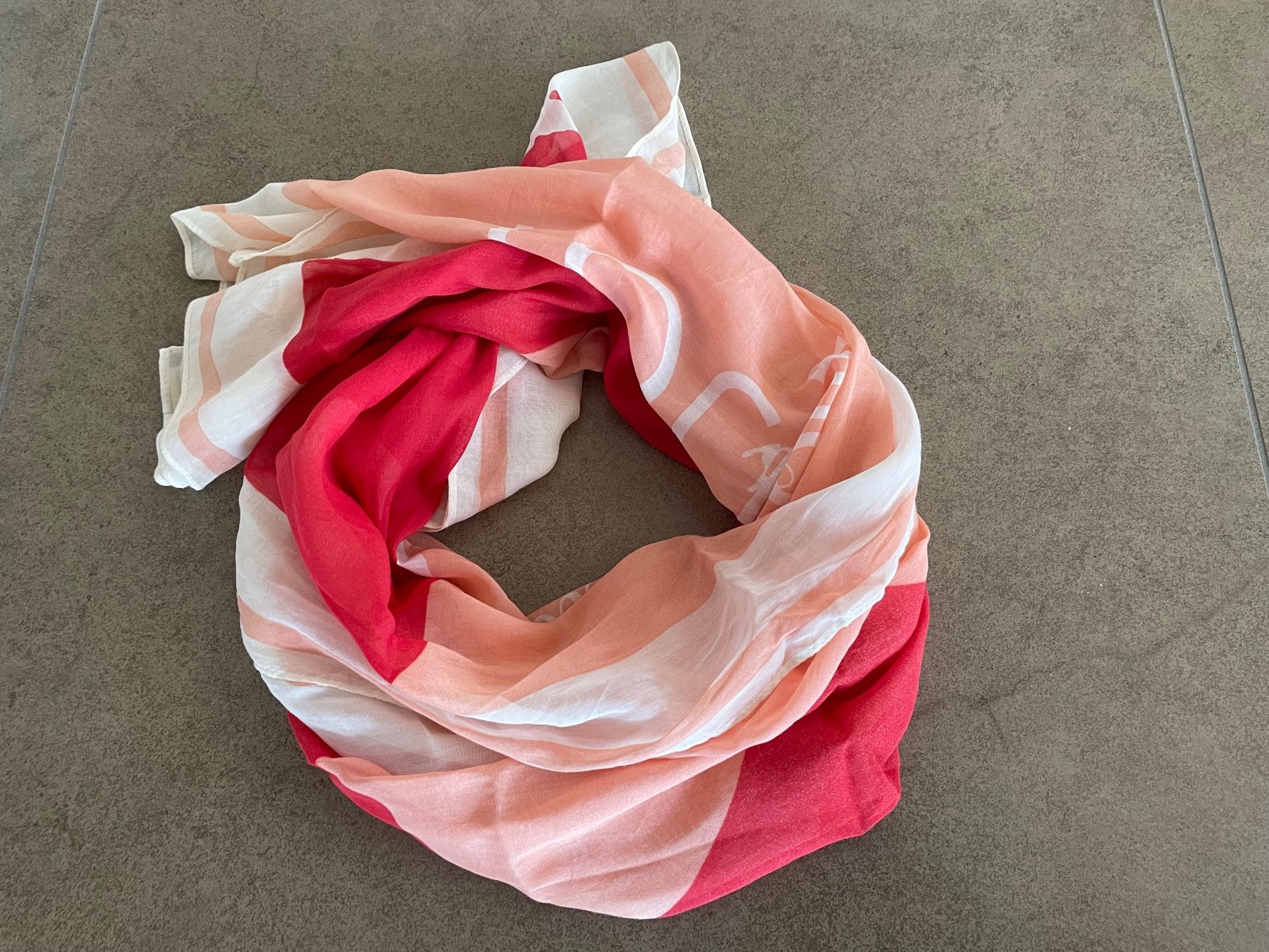 Foulard & Sciarpe: Luftiger trendfarbener Sommerschal – Usato da Bronschhofen venduto da Sommernacht03