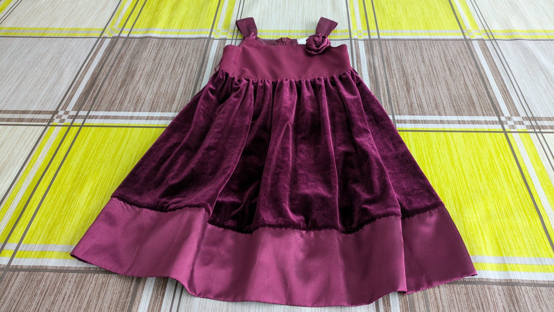 C&A Vestiti & Gonne: Schönes Kleid - Samt - Gr. 104 – Usato da Staufen venduto da Fleby84