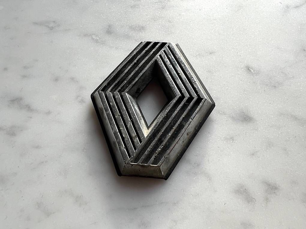 Tutti pezzi di ricambio auto: Original Vintage Renault Emblem – Usato da Biel/Bienne venduto da lef_2jnx 1