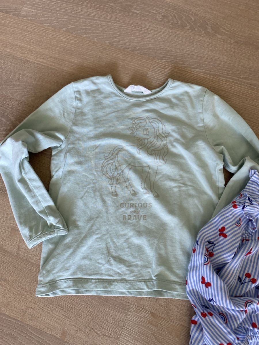 Lotti & Set di vestiti: Zwei Pulli/Bluse - Gr. 122/128 – Usato da Hergiswil NW venduto da mar_js5v 1