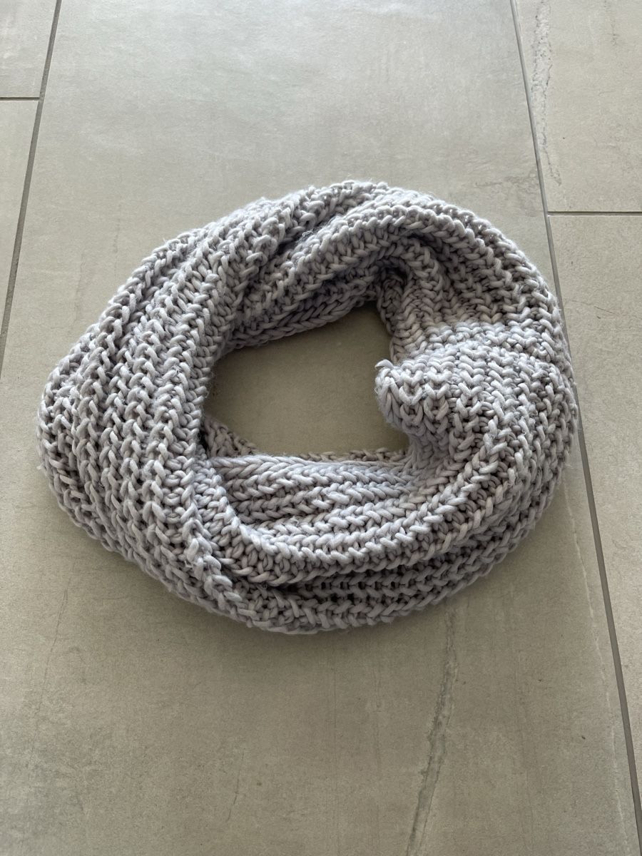 Foulard & Sciarpe: Kuscheliger Zebra Strickschal, Winter Loop Grau – Usato da Wohlen AG venduto da abaci