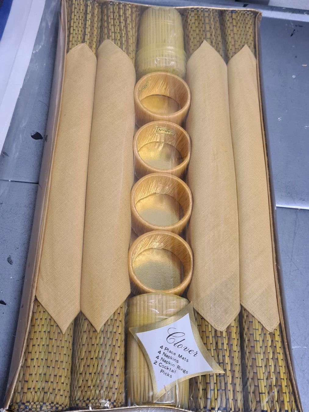 Set di tavolo e panche: 14 tlg.Tisch Sets, Korbgeflecht, originalverpackt – Nuovo e nell'imballaggio originale da Amriswil venduto da used2use 2