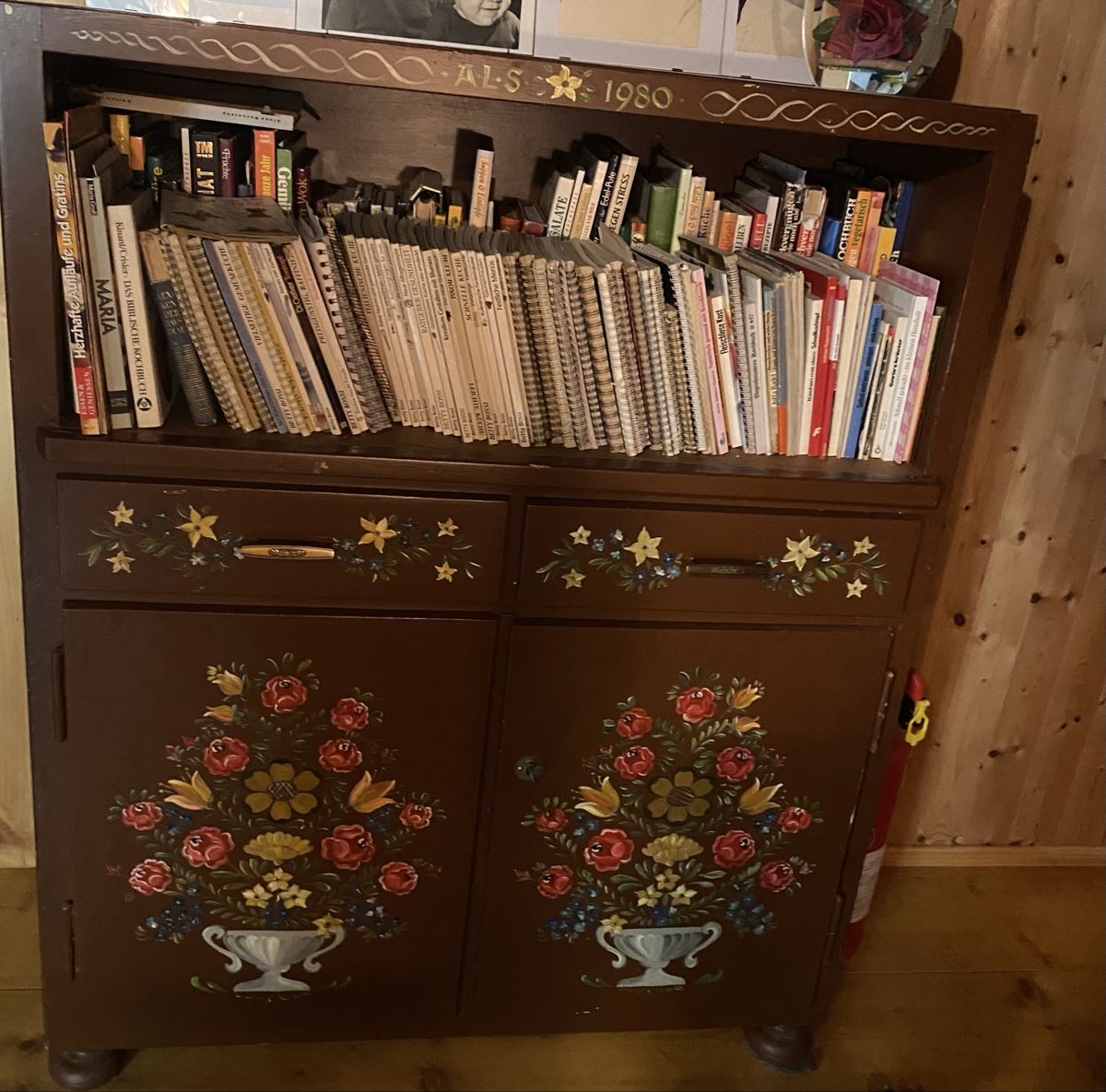 Credenze: Buffet Regal Kommode m. Bauernmalerei – Usato da Buchs SG venduto da rosadoro1973