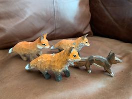 4 handgeschnitzte Füchse aus Holz, Krippenfiguren