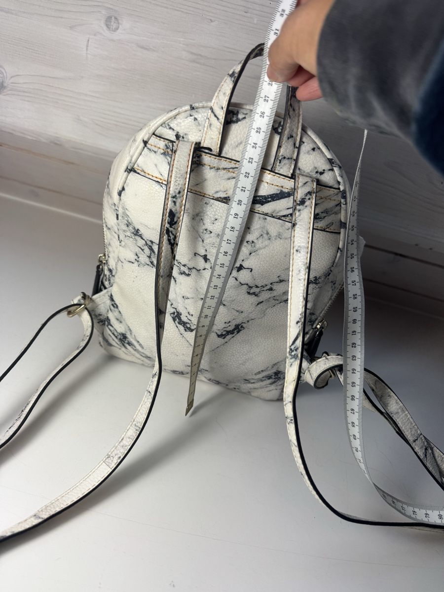 Guess Borse & Zaini: Guess Backpack white with black marble pattern used state – Usato da Hurden venduto da rac_wyf8 7