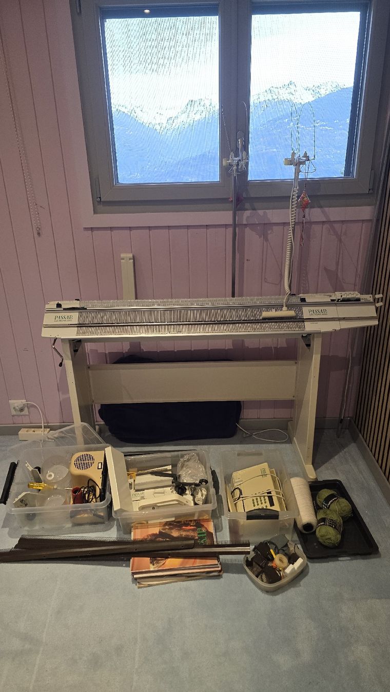 Tutte le macchine: Machine à tricotter PASSSAP 6000 ELECTRONIQUE avec divers ac – Usato da Savièse venduto da cla03