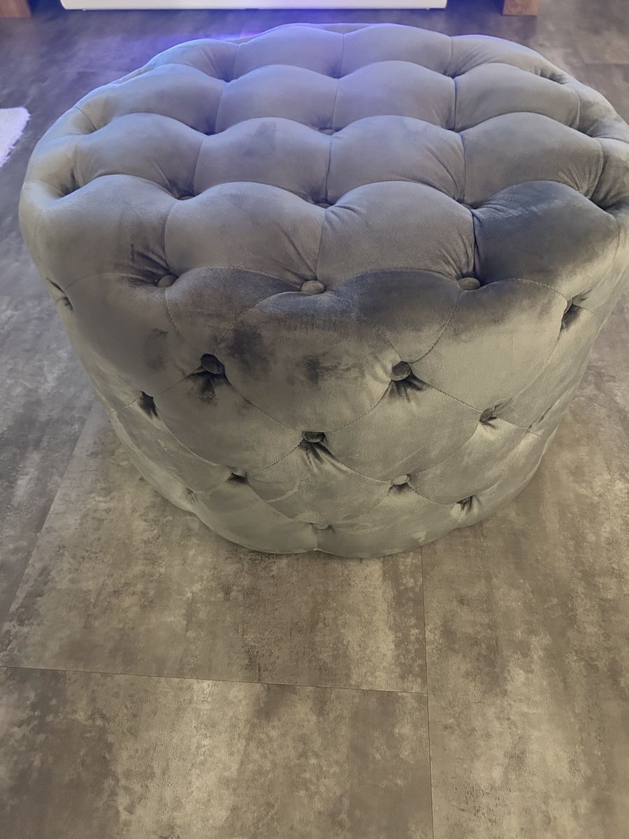 Hocker: Eleganter Samt-Pouf / Sitzhocker – 60x60 cm – Gebraucht aus Thun von Chachacha95 3