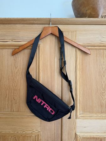 Nitro Snowboards Bauchtasche Schwarz Pink