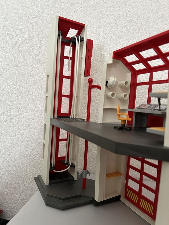 Wader Play Tracks City Feuerwehrstation - Mit 3 Fahrzeugen & 3,1m Spielstraße