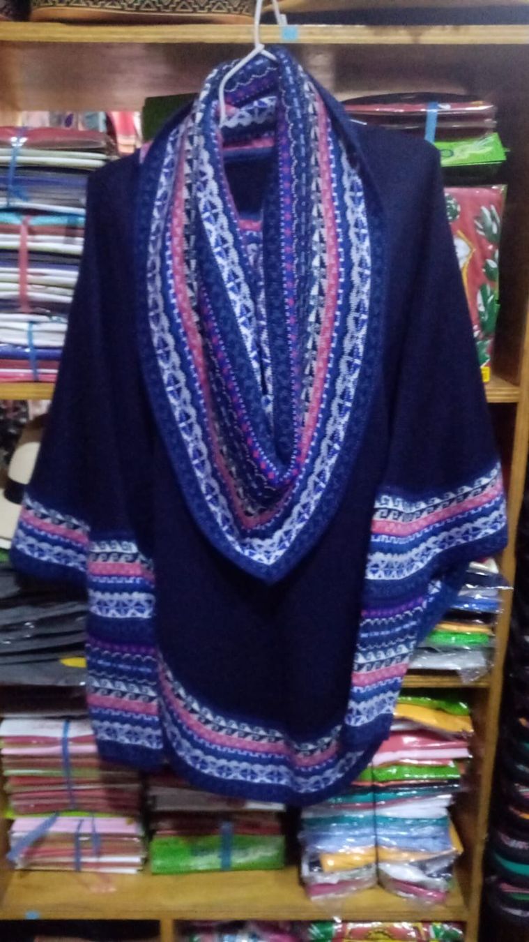 Maglioni & Felpe: Cape Poncho Rollkragenpullover Superfein, Neu, viele Farben! – Nuovo e nell'imballaggio originale da Lima- Peru venduto da Alpaka-Haus 5