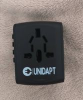 Unidapt Reiseadapter mit 4 USB-Anschlüssen.