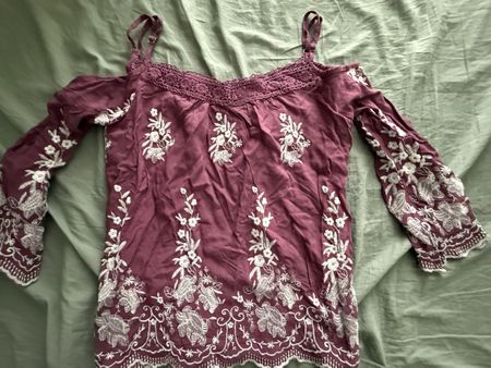Schulterfreie Bluse rosa mit Stickerei, Gr. M