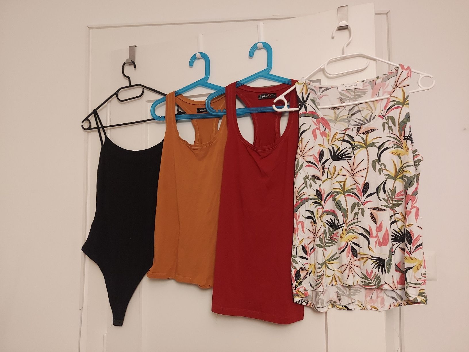 Lots de vêtements: 9 Oberteile – D'occasion à Biel/Bienne par mas_fx95 5
