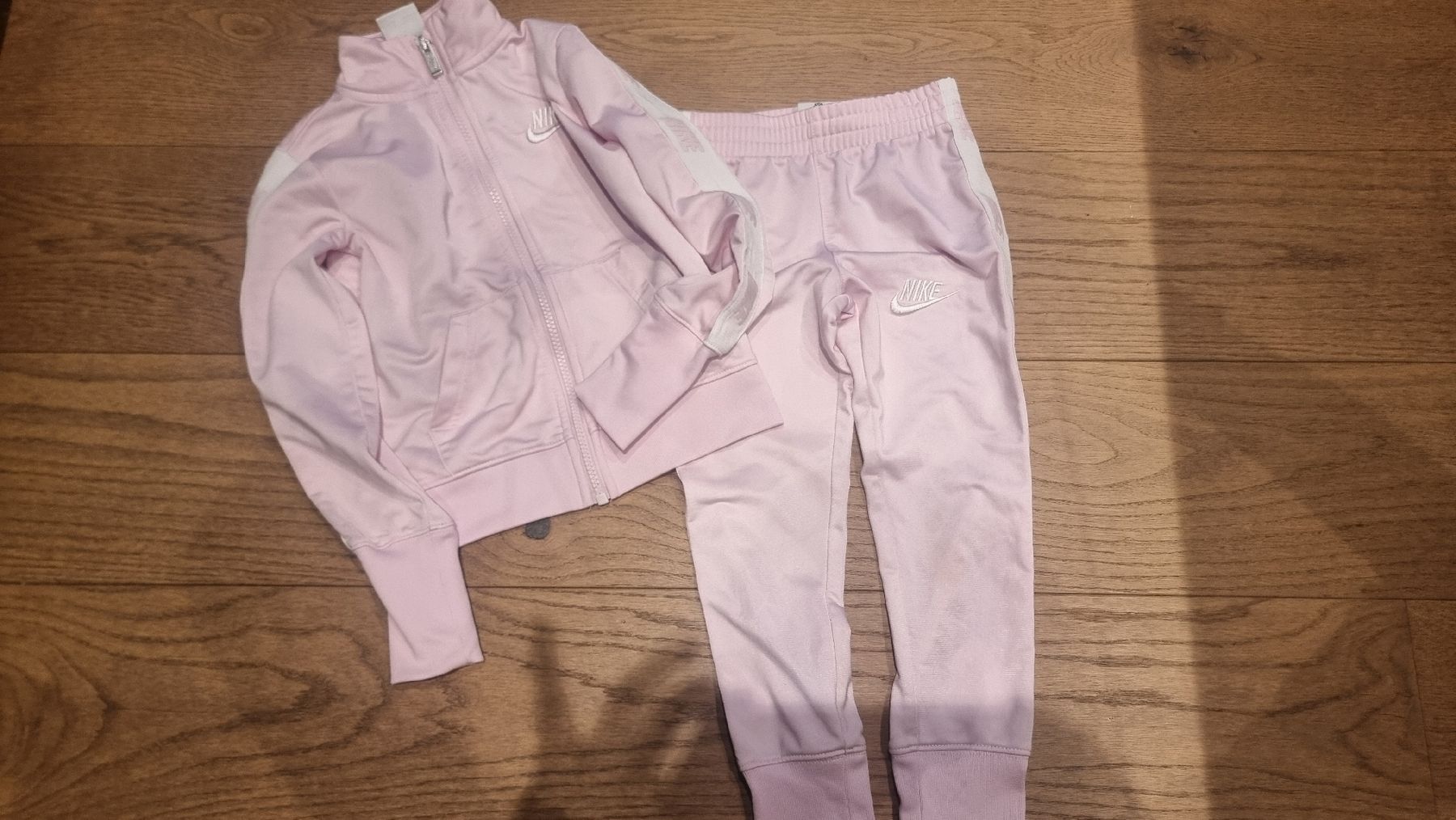 Nike Ensembles: Nike Trainingsanzug, 98-104 – D'occasion à Buttikon SZ par Limo180
