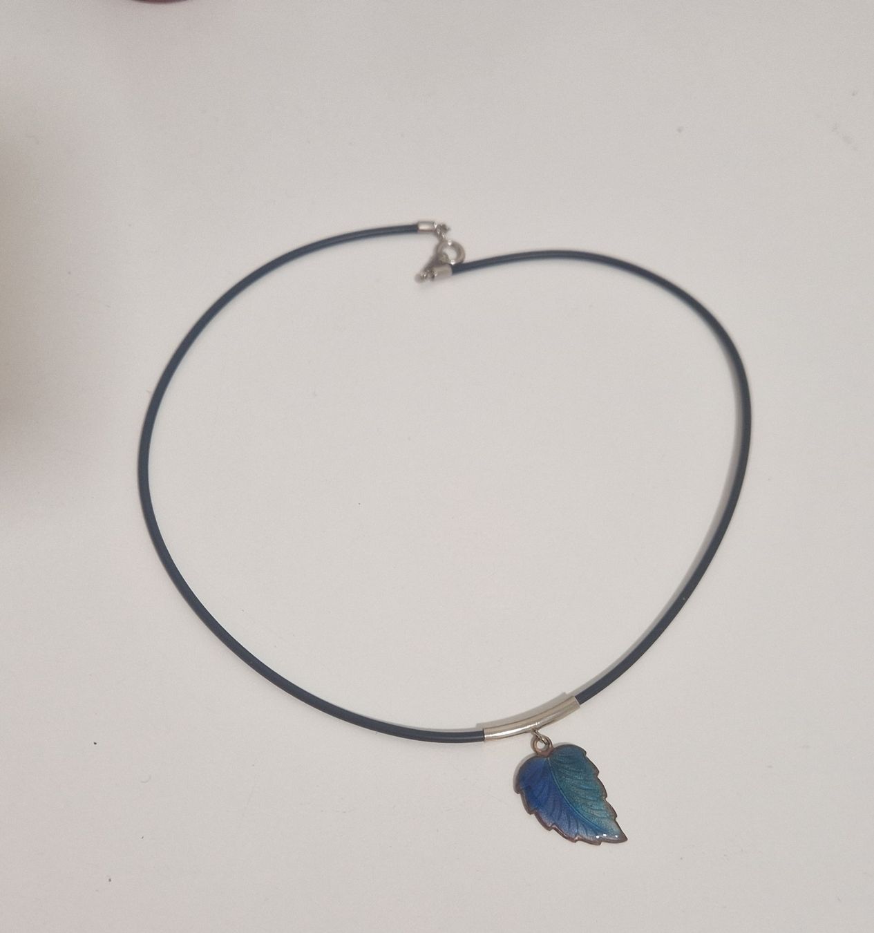 Ketten: Halskette mit holografischem blauem Blatt – Gebraucht aus Basel von Laura0133