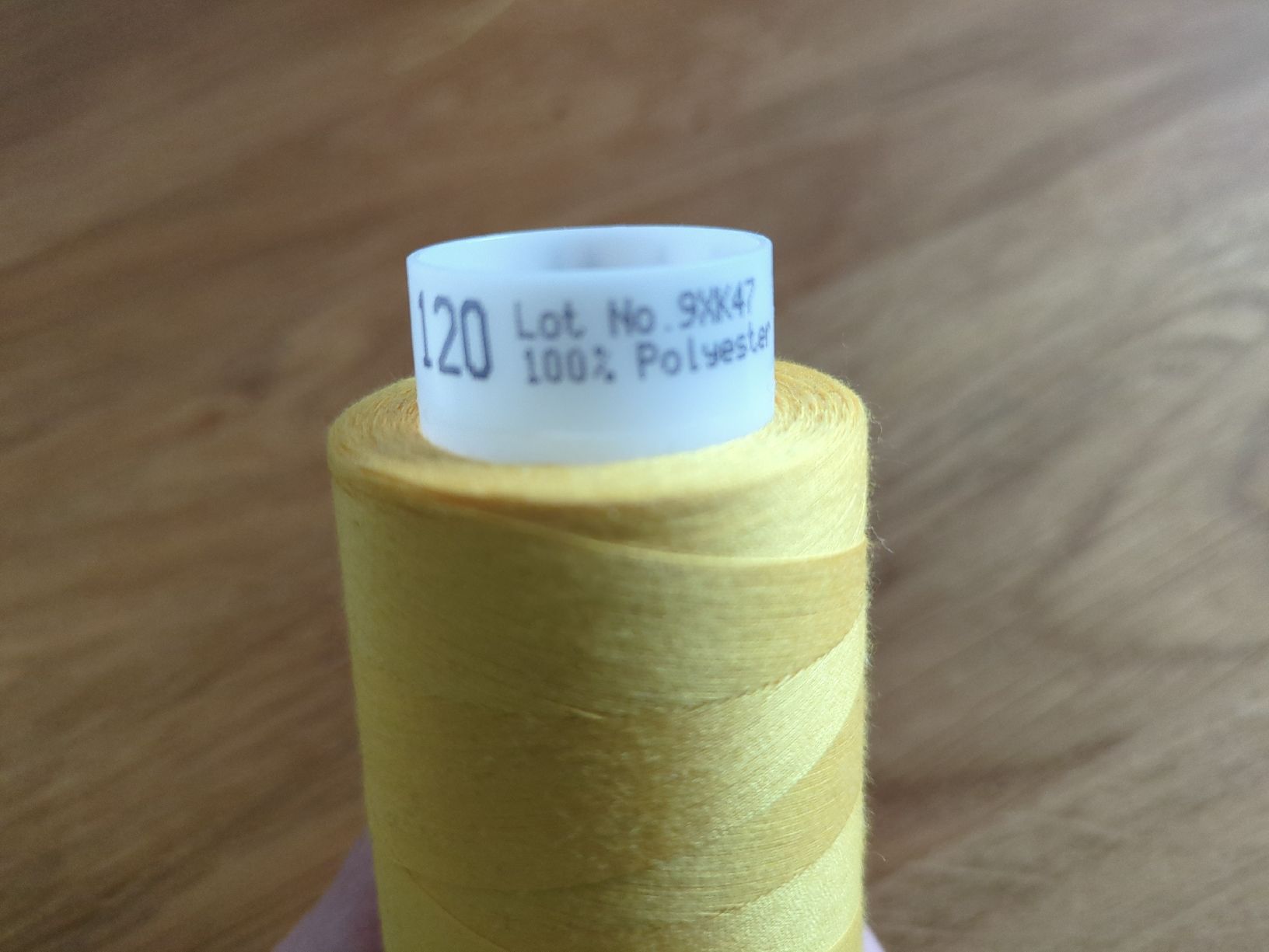 Cordicelle & Fili: 4 Konen gelbes Nähgarn, Polyester – Usato da Luzern venduto da reg_dq65 1