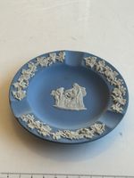 Aschenbecher Wedgwood blau mit Relief gemarkt (I13)