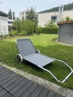 Liegestuhl (Tectake) Sonnenliege mit Rädern, Grau