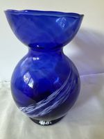 Blaue Glasvase mit weissen Wirbeln Höhe 17cm unbeschädigt