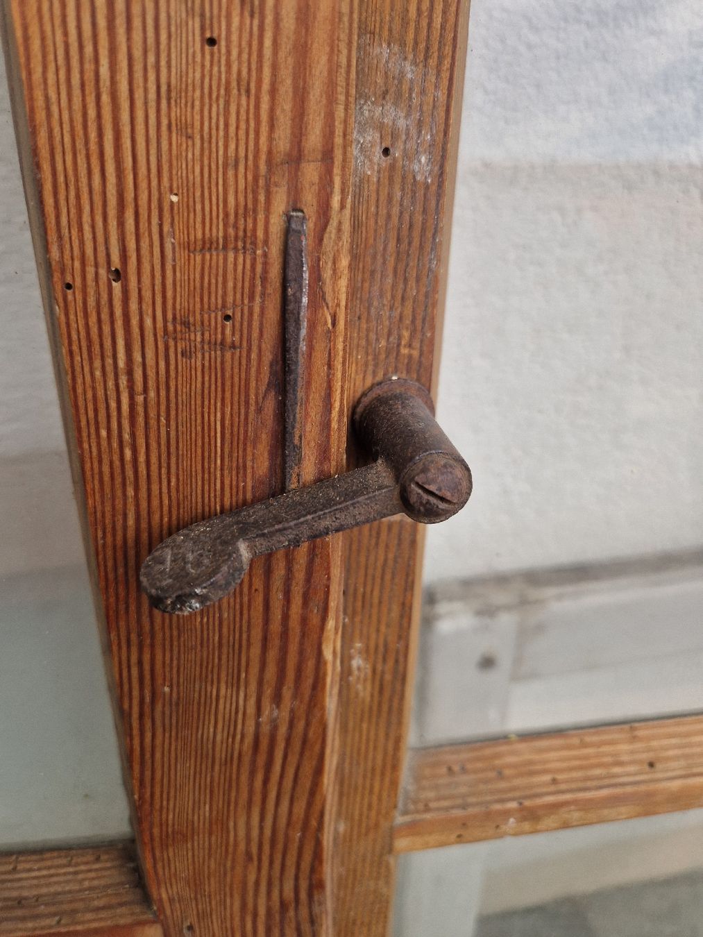 Alle Dekorationen: Altes Holzfenster mit Griff Mass 97x130 cm – Gebraucht aus Mörigen von Clio111 2