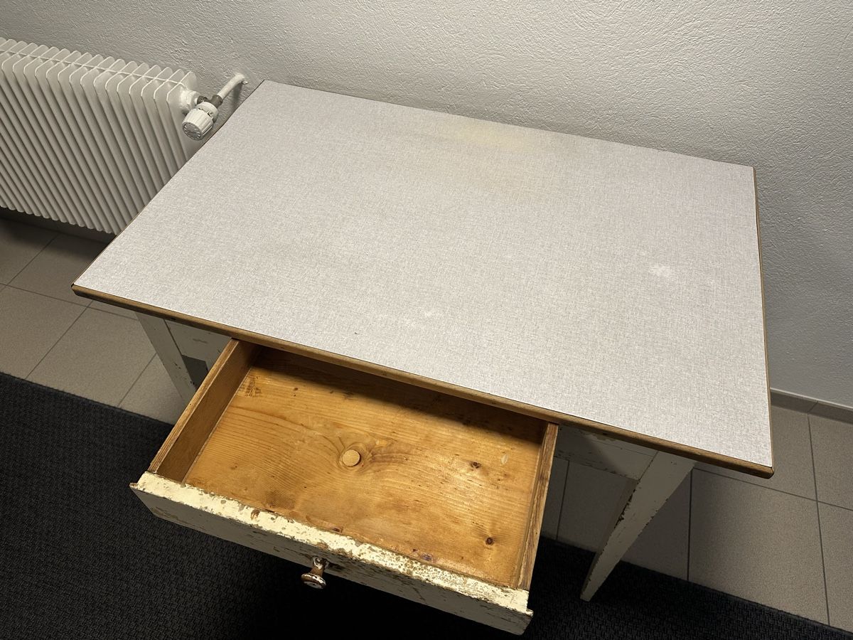 Tavoli: Antiker Tisch mit Schublade – Usato da Stans venduto da Osteophyt 2