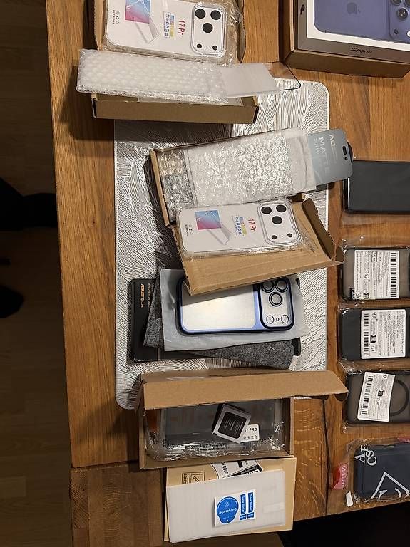 Cover & Protezioni schermo: Handyhüllen & Displayschutz – Usato da Zürich venduto da Ermsa
