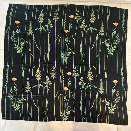 Seidentuch Fabric Frontline Zürich Blumenmuster schwarz