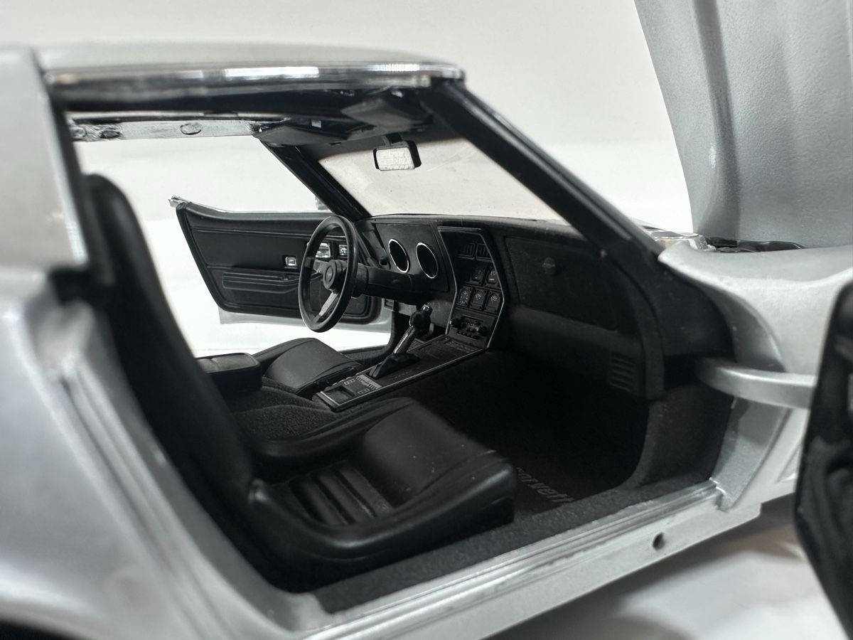 UT Models Modellautos: 1978 Chevrolet Corvette C3 1:18, silbrig, UT MODELS – Defekt aus Zofingen von rf9_x2xt 6