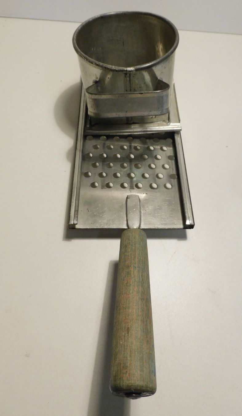 Elettrodomestici da cucina: Röstiraffel alte Raffel mit Holzgriff - Küchenobjekt  Raffel – Usato da Sursee venduto da 76 3