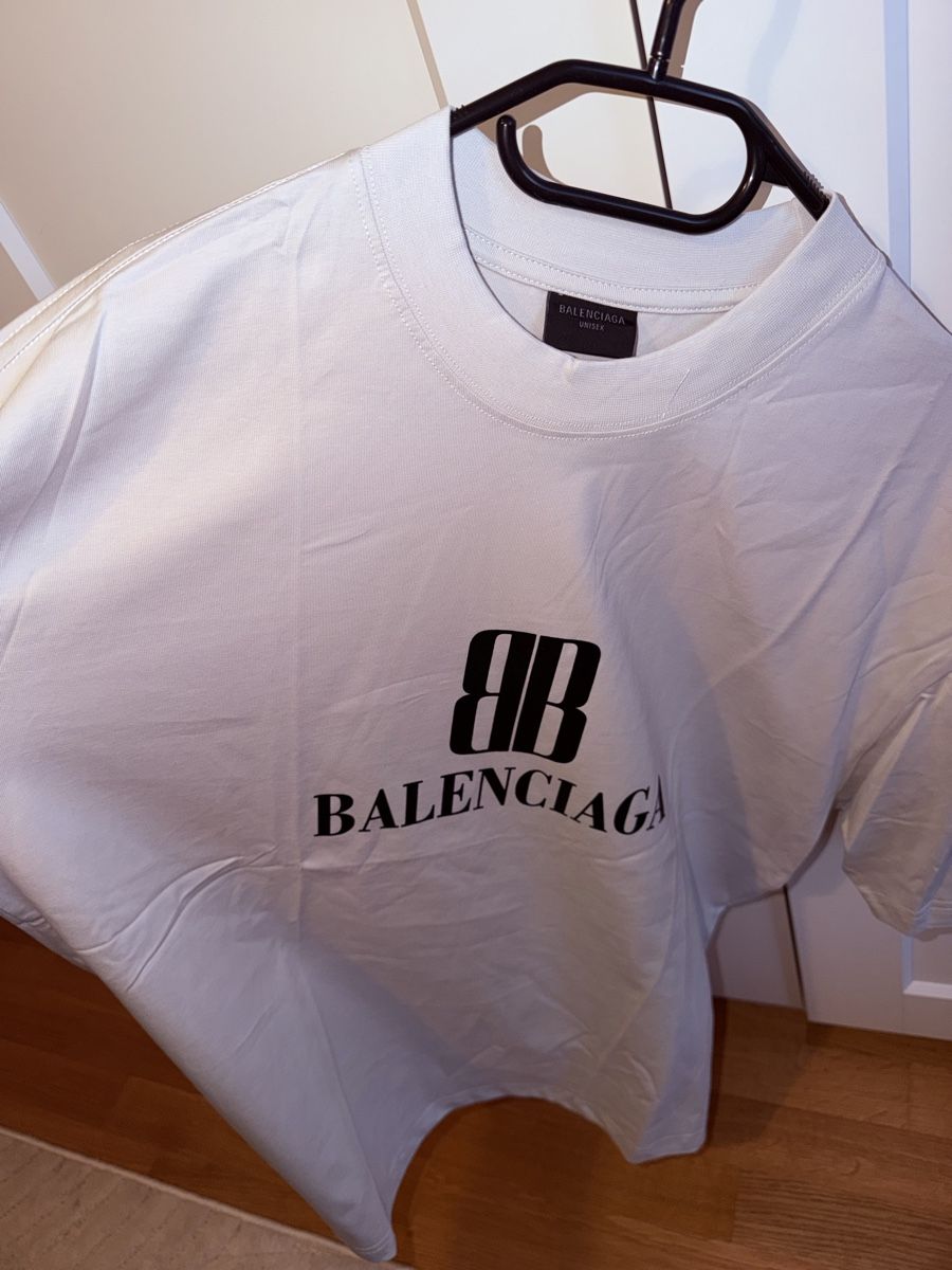 Balenciaga T-shirt: SS23-24 BALENCIAGA Light grey – Usato da Cortaillod venduto da auraya22 1