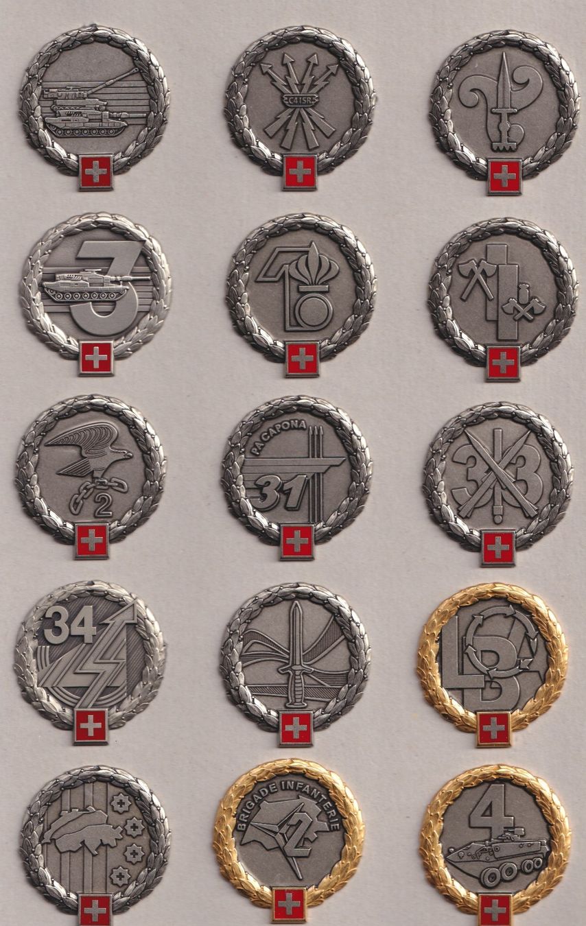 Schweizer Armee Uniformi: Schweizer Armee, 45 x diverse Beret Embleme !! – Usato da Sarmenstorf venduto da zefplupo 1