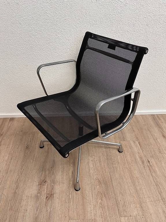 Vitra Sedie: Vitra Eames Aluminium Chair EA 108 – Usato da Obernau venduto da Arche_Noah_Brocki