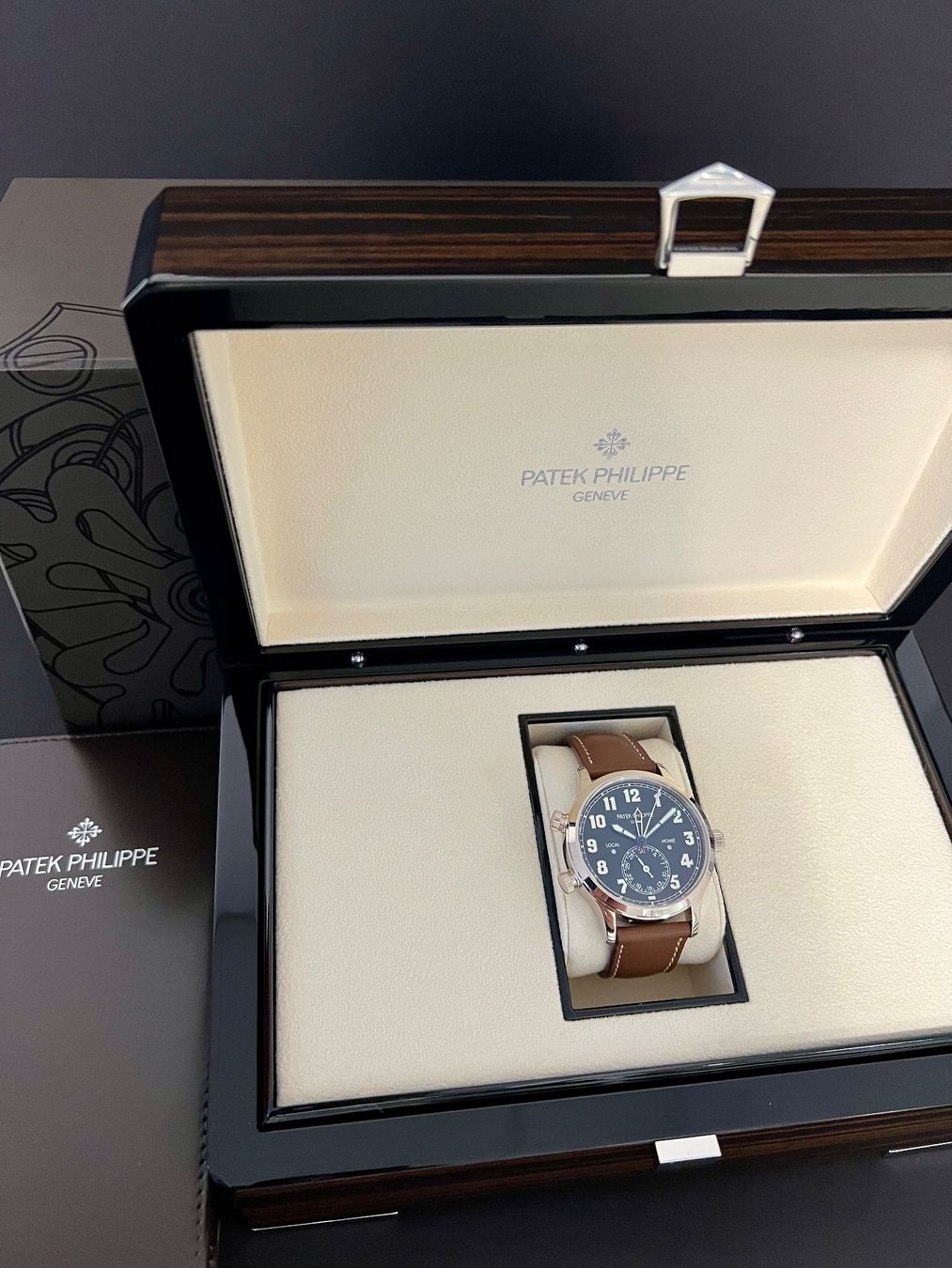 Patek Philippe Orologi: Patek Philippe 5524G-001 de 2024 Full Set – Usato da Sion venduto da ROBY_ROBY_ROBY 4