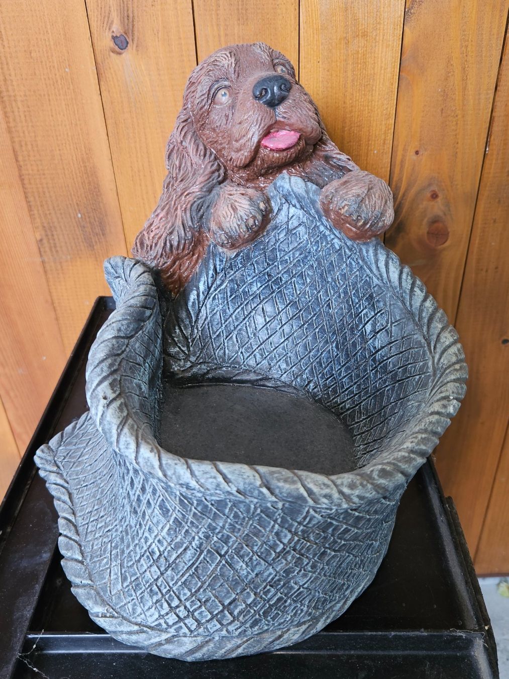 Statuette: Hund mit Korb Dekoration Gartenfigur Gibs oder Kunstgibs neu – Nuovo (secondo la descrizione) da St.Gallenkappel venduto da RocknSkull