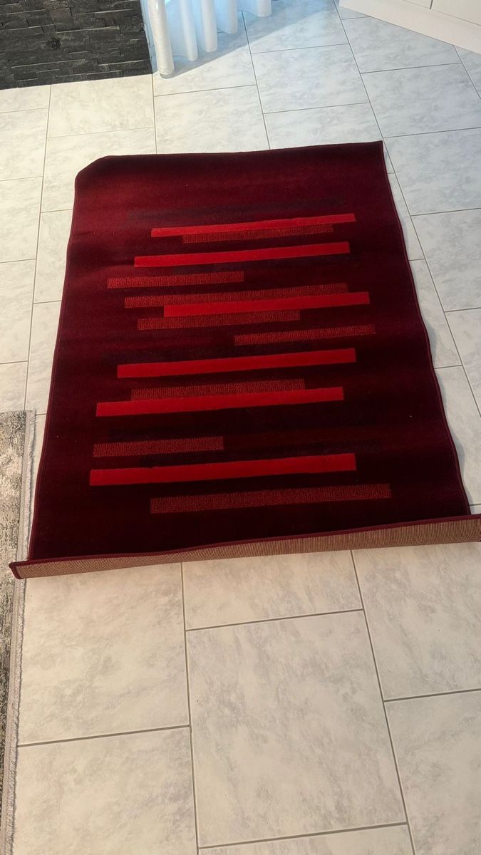 Teppiche: Moderner roter Teppich – Gebraucht aus Glattbrugg von SMusic98 1