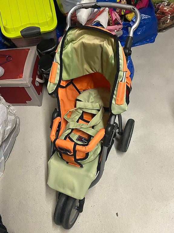 Carrozzine per bambole: Kinderwagen zusammen klappbar – Usato da Winterthur venduto da bungy192