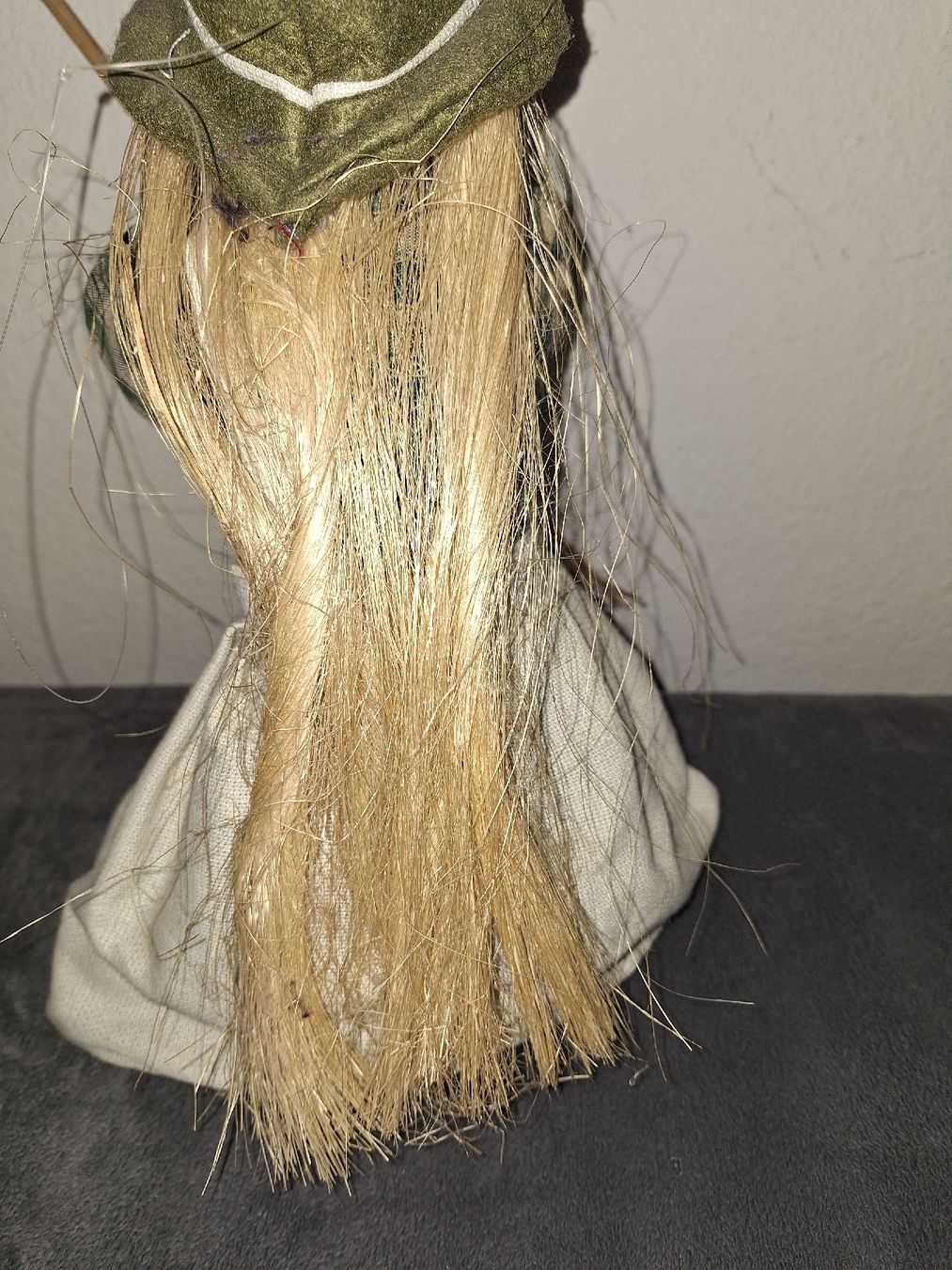 Tutte le decorazioni: Hexe Puppe mit Besen Deko  – Usato da spreitenbach venduto da lumbalplatte 4