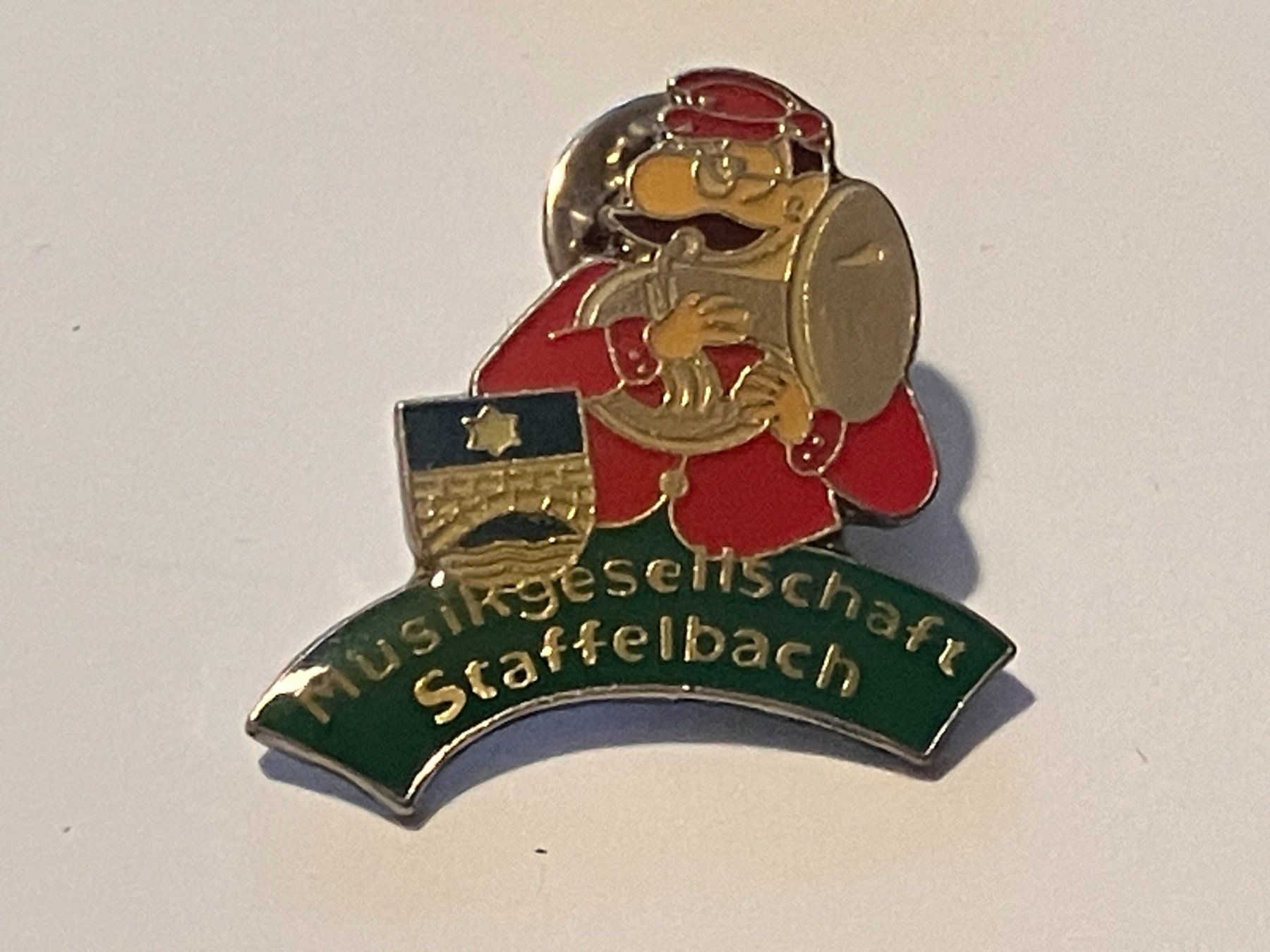 Placchette & Badge: 1 Pin Musikgesellschaft Staffelbach – Usato da Basel venduto da djwwpp