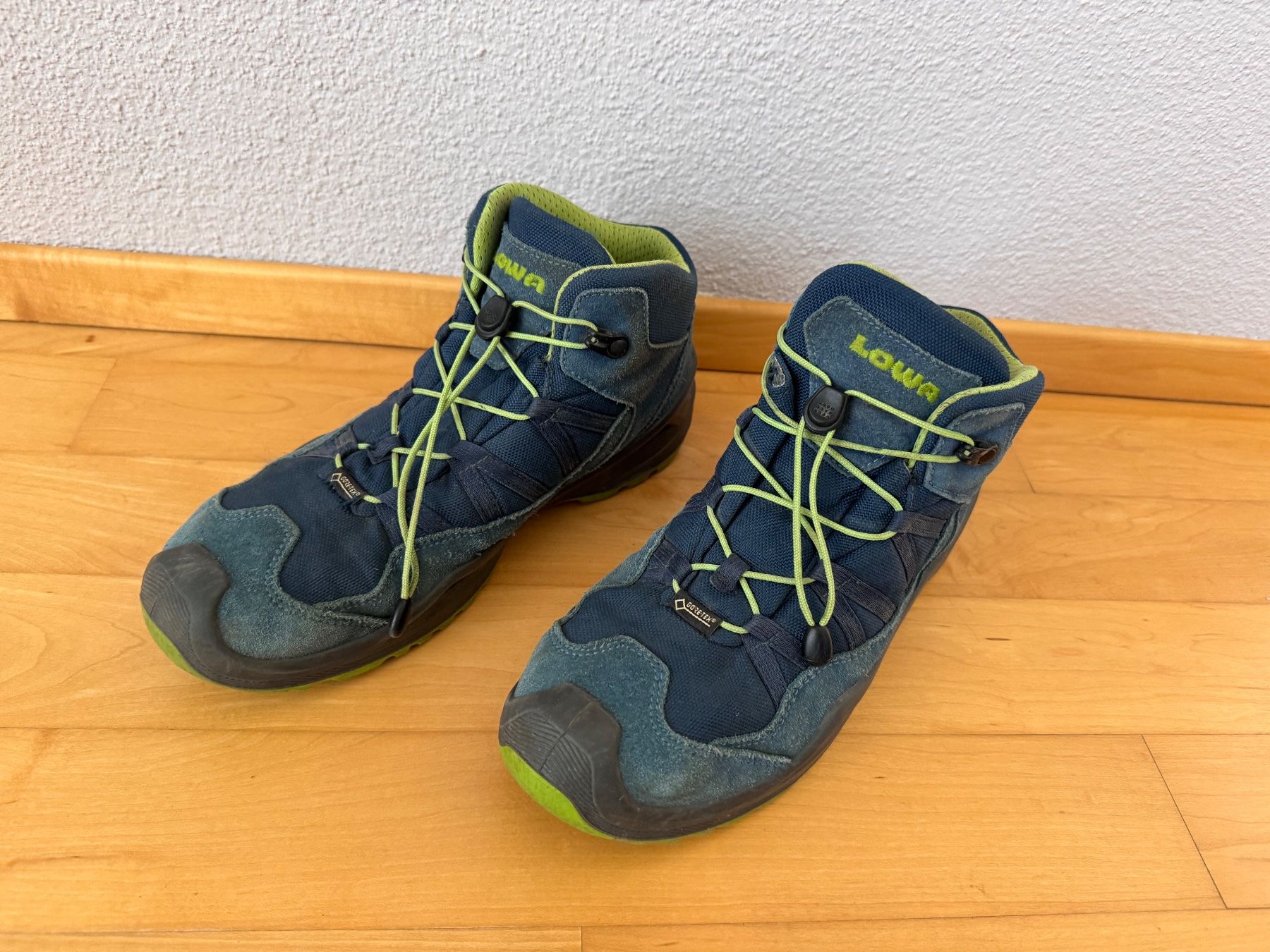 Lowa Scarpe per ragazzi: Lowa Trekkingschuh blau, Gr. 39 – Usato da Uster venduto da Niamgro